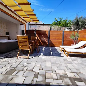 Tonina - House With Terrace, Jacuzzi, Free Parking Apartment
